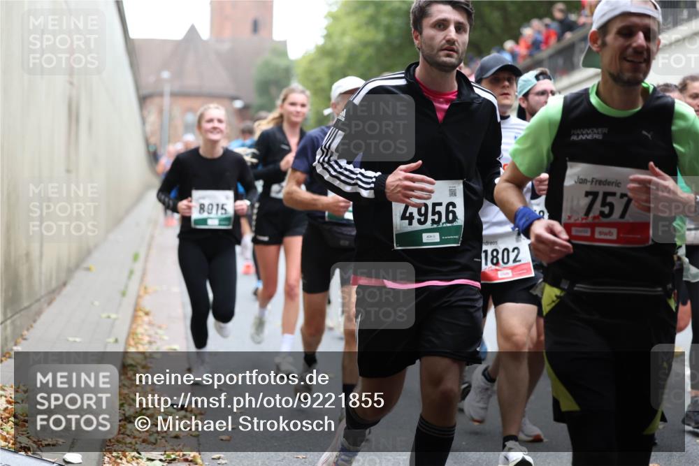 05.10.2025 - 20. swb-Marathon Bremen Michael Strokosch http://msf.ph/oto/9221855 05.10.2025 12:57:15 Laufen 8015, 4956, 1802, 757 meine-sportfotos.de
