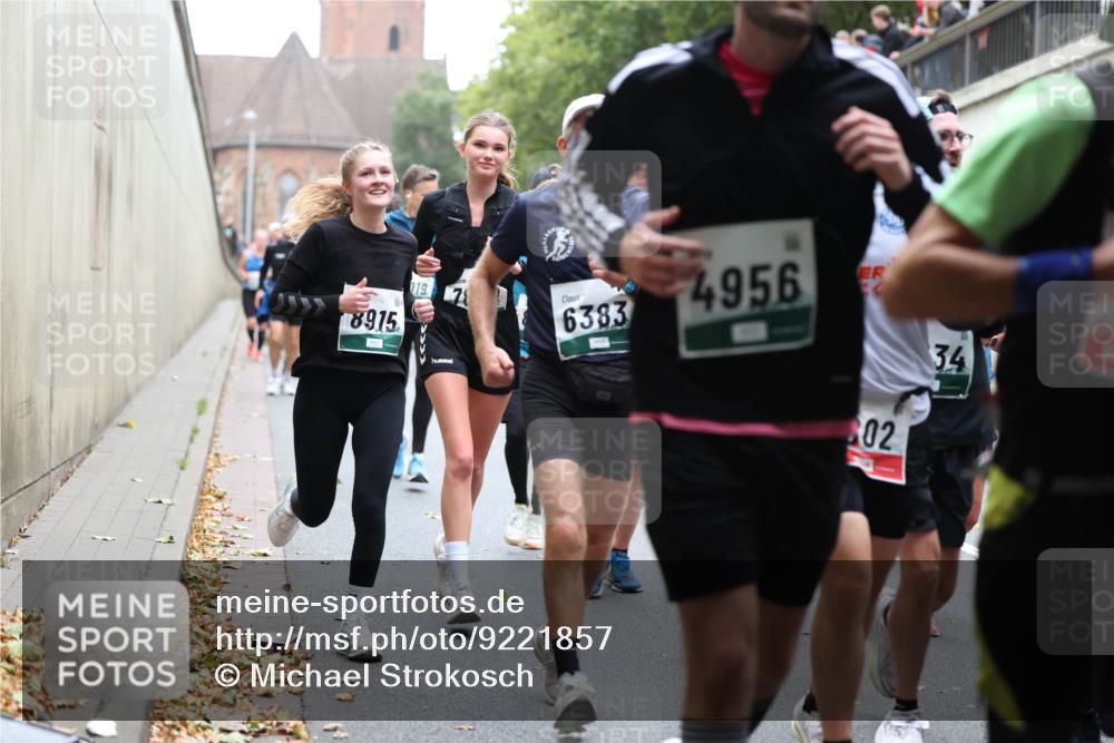 05.10.2025 - 20. swb-Marathon Bremen Michael Strokosch http://msf.ph/oto/9221857 05.10.2025 12:57:16 Laufen 8915, 219, 4956, 6383, 34, 02 meine-sportfotos.de