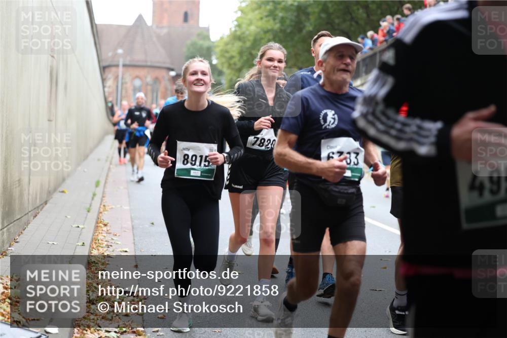 05.10.2025 - 20. swb-Marathon Bremen Michael Strokosch http://msf.ph/oto/9221858 05.10.2025 12:57:16 Laufen 8915, 7828, 6233, 49 meine-sportfotos.de