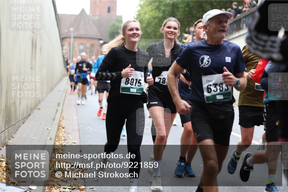 05.10.2025 - 20. swb-Marathon Bremen Michael Strokosch http://msf.ph/oto/9221859 05.10.2025 12:57:16 Laufen 8915, 78, 6385 meine-sportfotos.de