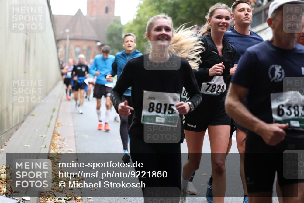 05.10.2025 - 20. swb-Marathon Bremen Michael Strokosch http://msf.ph/oto/9221860 05.10.2025 12:57:17 Laufen 8915, 7820, 6383 meine-sportfotos.de