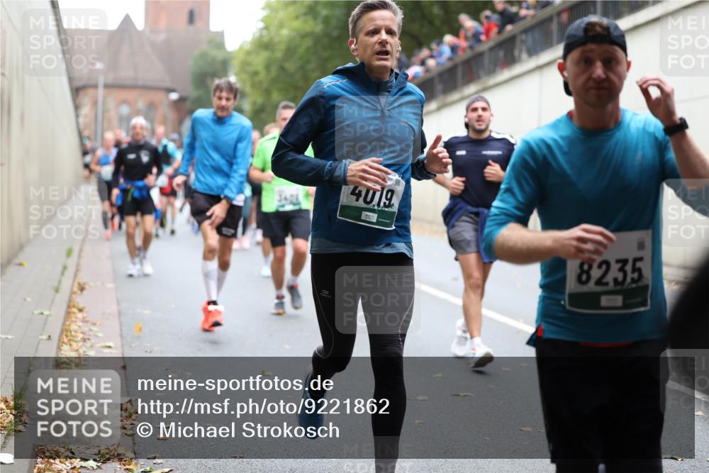 05.10.2025 - 20. swb-Marathon Bremen Michael Strokosch http://msf.ph/oto/9221862 05.10.2025 12:57:18 Laufen 3401, 4019, 8235 meine-sportfotos.de