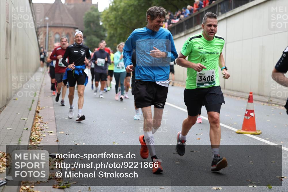 05.10.2025 - 20. swb-Marathon Bremen Michael Strokosch http://msf.ph/oto/9221866 05.10.2025 12:57:20 Laufen 3406 meine-sportfotos.de