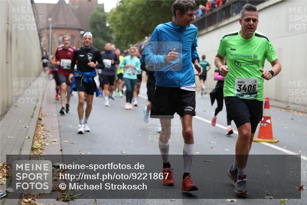 05.10.2025 - 20. swb-Marathon Bremen Michael Strokosch http://msf.ph/oto/9221867 05.10.2025 12:57:20 Laufen 3406 meine-sportfotos.de