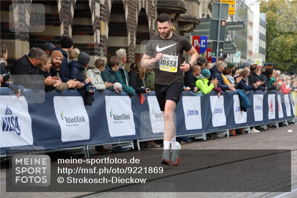 05.10.2025 - 20. swb-Marathon Bremen Strokosch-Dieckow http://msf.ph/oto/9221869 05.10.2025 10:40:21 Ziel 10070, 10565, 10658 meine-sportfotos.de