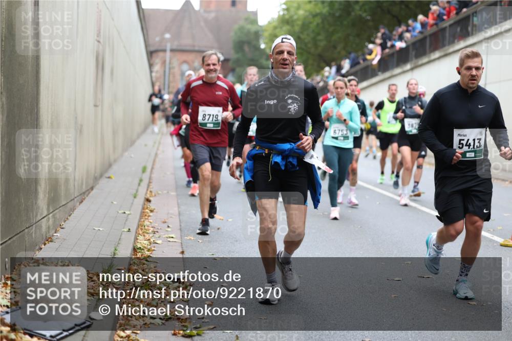 05.10.2025 - 20. swb-Marathon Bremen Michael Strokosch http://msf.ph/oto/9221870 05.10.2025 12:57:21 Laufen 8719, 6753, 5413 meine-sportfotos.de