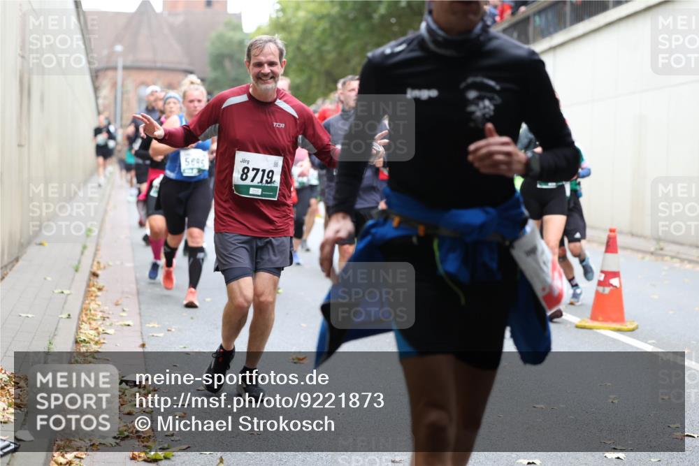 05.10.2025 - 20. swb-Marathon Bremen Michael Strokosch http://msf.ph/oto/9221873 05.10.2025 12:57:23 Laufen 5695, 8719 meine-sportfotos.de