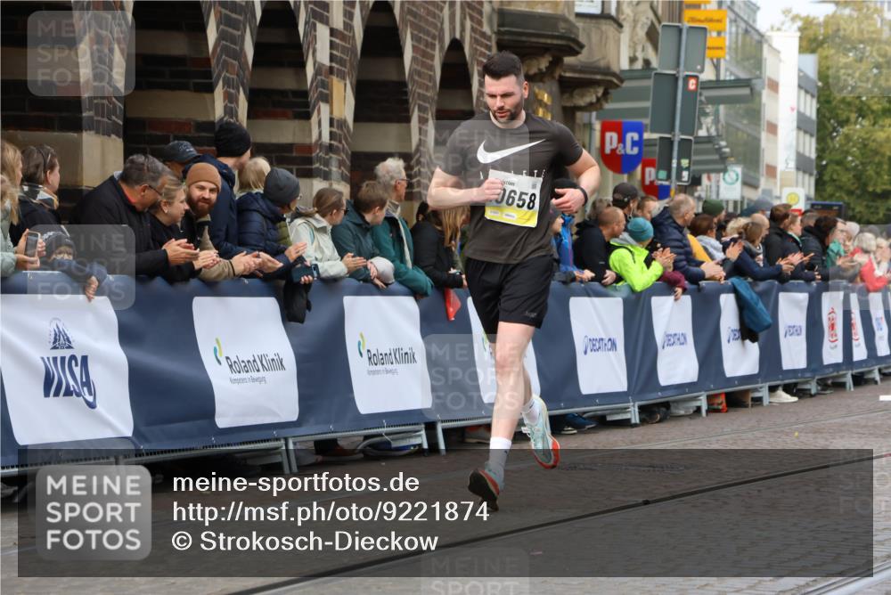 05.10.2025 - 20. swb-Marathon Bremen Strokosch-Dieckow http://msf.ph/oto/9221874 05.10.2025 10:40:21 Ziel 10070, 10565, 10658 meine-sportfotos.de