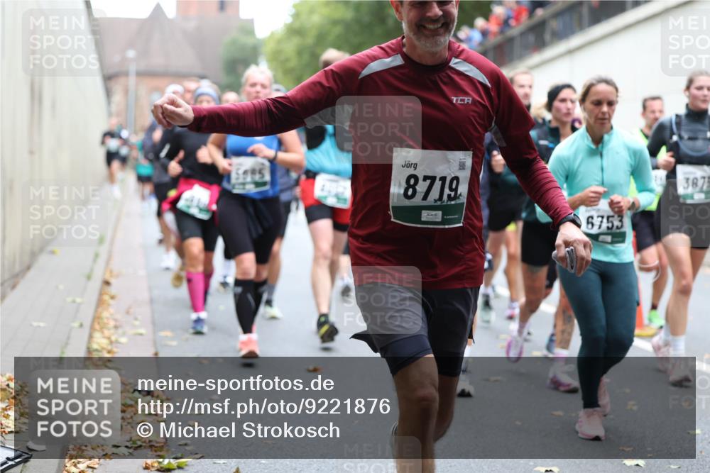 05.10.2025 - 20. swb-Marathon Bremen Michael Strokosch http://msf.ph/oto/9221876 05.10.2025 12:57:24 Laufen 15995, 8719, 6753, 387 meine-sportfotos.de