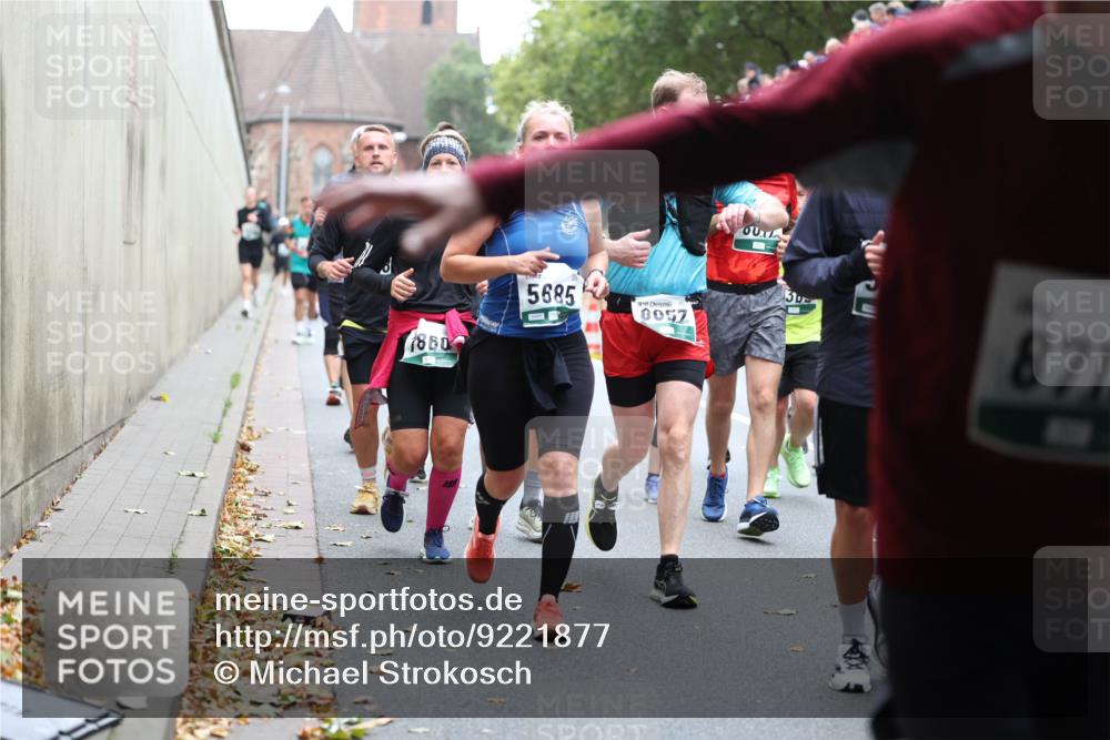 05.10.2025 - 20. swb-Marathon Bremen Michael Strokosch http://msf.ph/oto/9221877 05.10.2025 12:57:24 Laufen 7860, 5685, 8057, 50, 871 meine-sportfotos.de