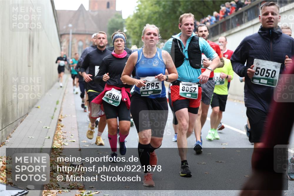 05.10.2025 - 20. swb-Marathon Bremen Michael Strokosch http://msf.ph/oto/9221878 05.10.2025 12:57:24 Laufen 860, 5685, 8057, 5365, 5050 meine-sportfotos.de