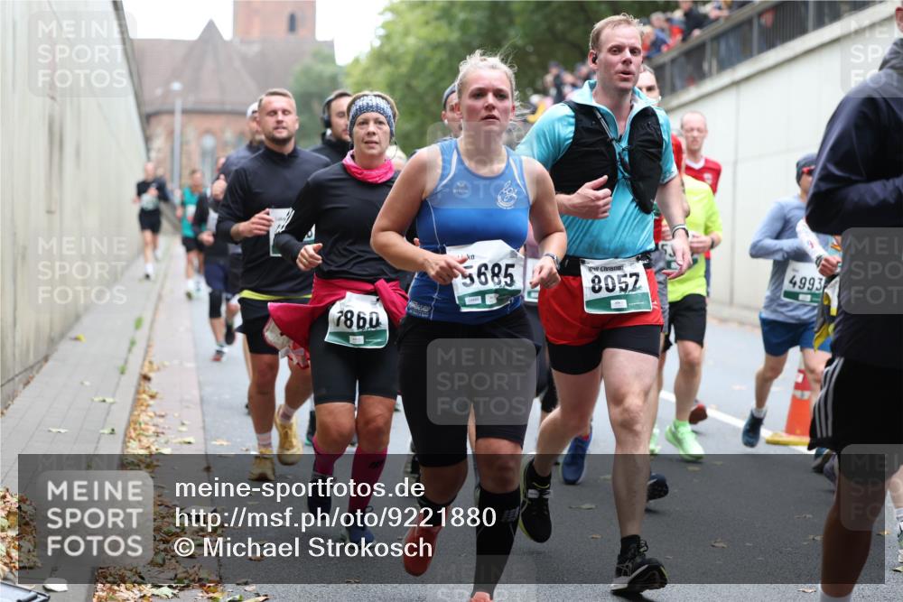 05.10.2025 - 20. swb-Marathon Bremen Michael Strokosch http://msf.ph/oto/9221880 05.10.2025 12:57:25 Laufen 7860, 5685, 8052, 4993 meine-sportfotos.de