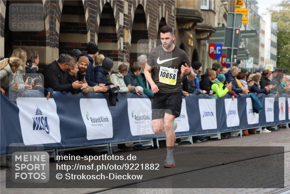05.10.2025 - 20. swb-Marathon Bremen Strokosch-Dieckow http://msf.ph/oto/9221882 05.10.2025 10:40:21 Ziel 10070, 10565, 10658 meine-sportfotos.de