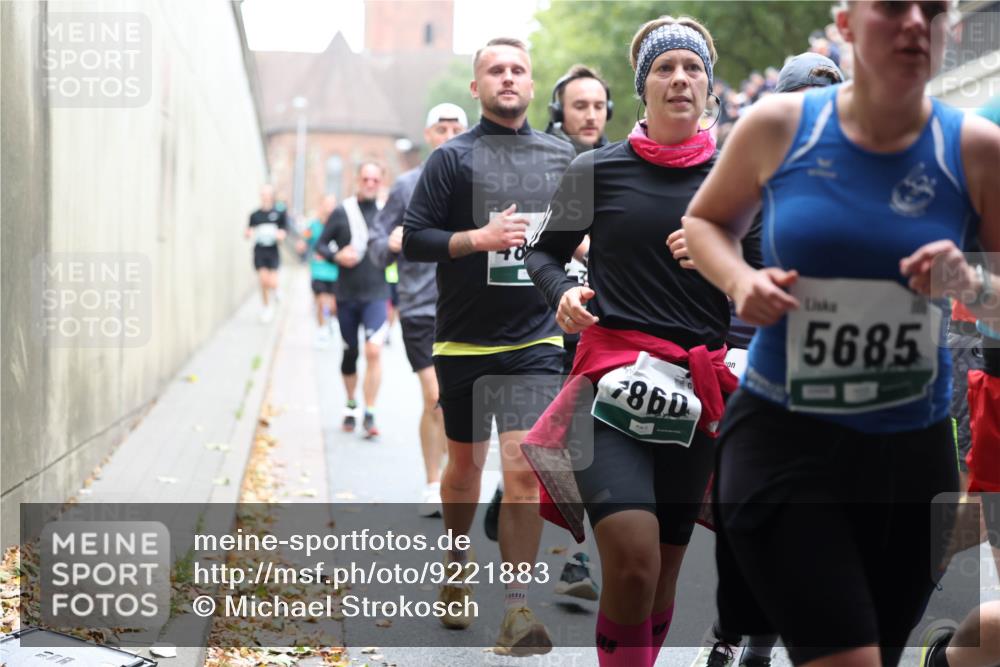 05.10.2025 - 20. swb-Marathon Bremen Michael Strokosch http://msf.ph/oto/9221883 05.10.2025 12:57:26 Laufen 7860, 5685 meine-sportfotos.de
