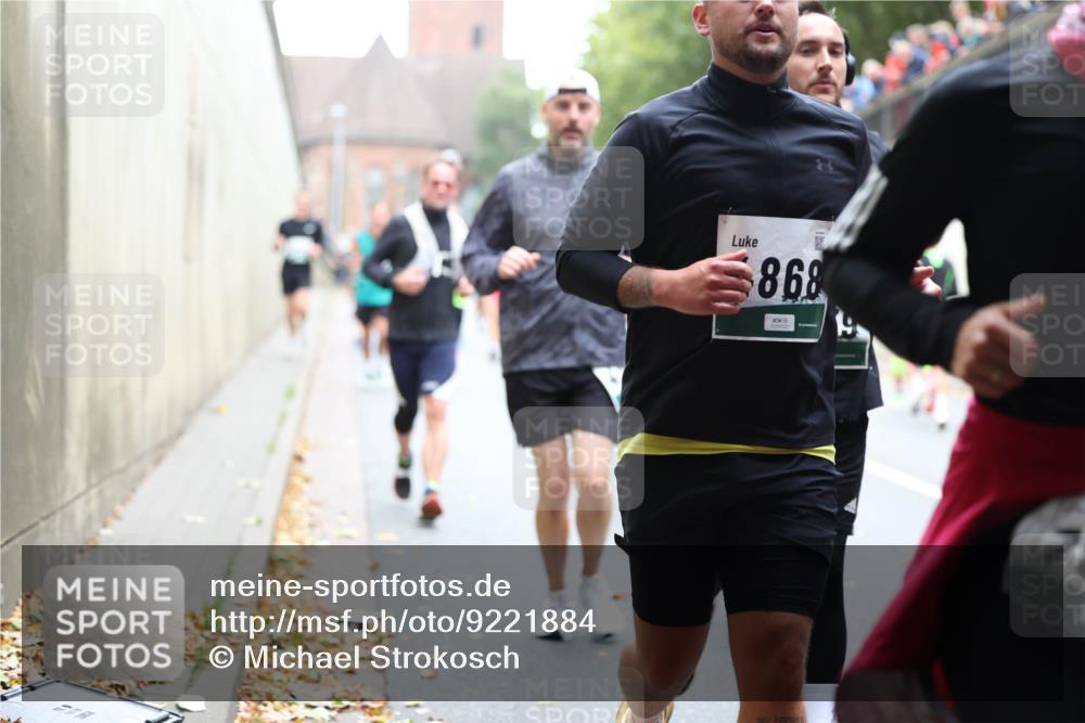 05.10.2025 - 20. swb-Marathon Bremen Michael Strokosch http://msf.ph/oto/9221884 05.10.2025 12:57:26 Laufen 868 meine-sportfotos.de