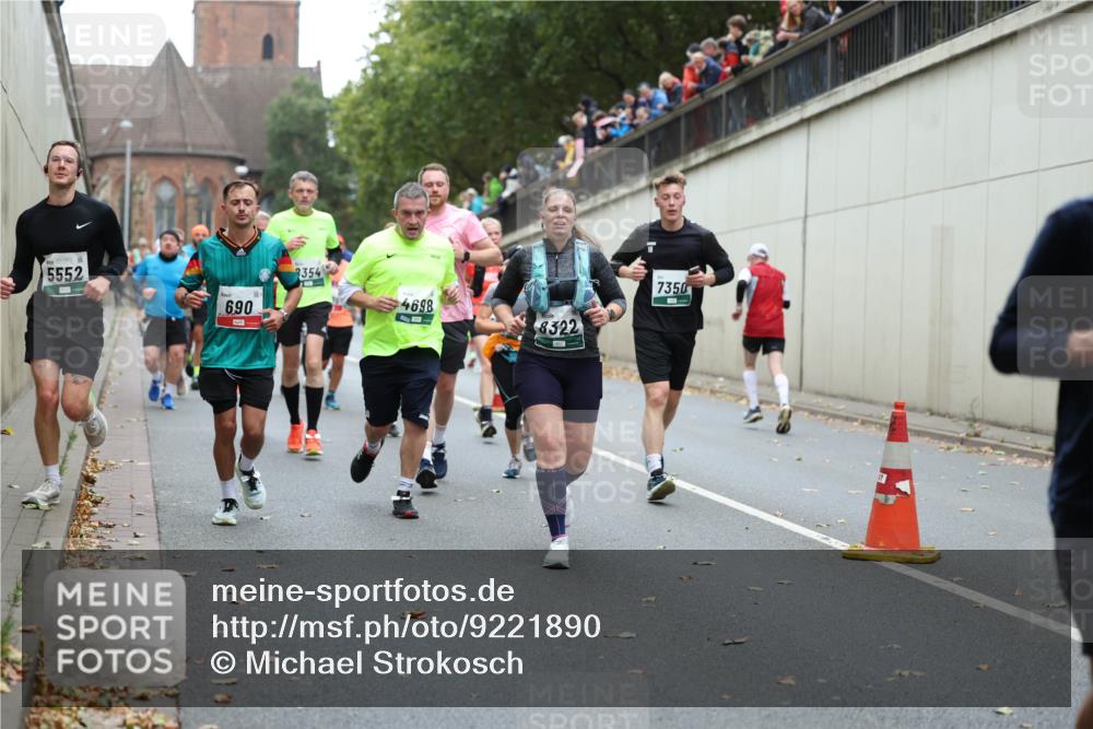 05.10.2025 - 20. swb-Marathon Bremen Michael Strokosch http://msf.ph/oto/9221890 05.10.2025 12:57:30 Laufen 5552, 690, 2354, 4698, 7350, 8322 meine-sportfotos.de