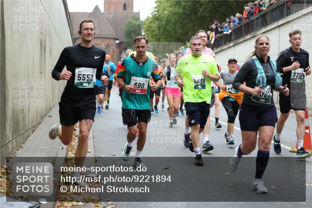 05.10.2025 - 20. swb-Marathon Bremen Michael Strokosch http://msf.ph/oto/9221894 05.10.2025 12:57:31 Laufen 5552, 6, 90, 499, 4698, 45, 58, 32, 18, 7350 meine-sportfotos.de
