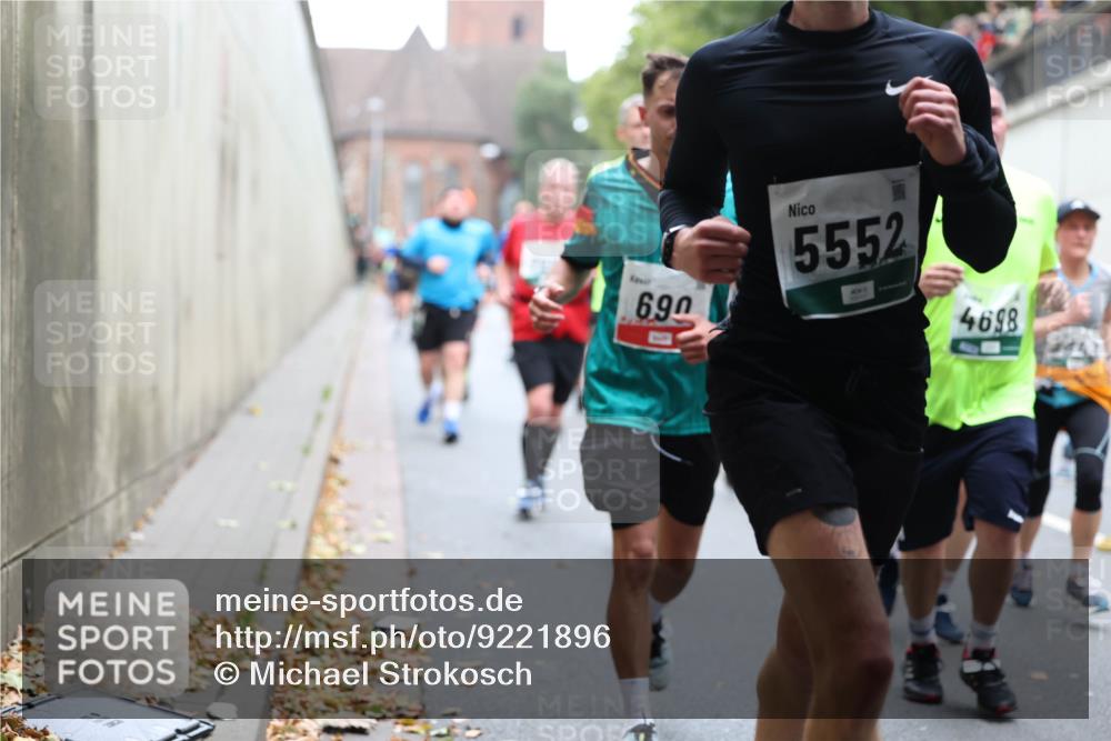 05.10.2025 - 20. swb-Marathon Bremen Michael Strokosch http://msf.ph/oto/9221896 05.10.2025 12:57:32 Laufen 690, 5552, 4698 meine-sportfotos.de