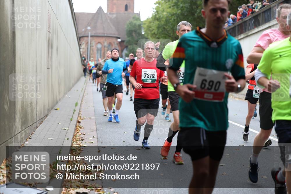 05.10.2025 - 20. swb-Marathon Bremen Michael Strokosch http://msf.ph/oto/9221897 05.10.2025 12:57:32 Laufen 7219, 83, 690, 88 meine-sportfotos.de