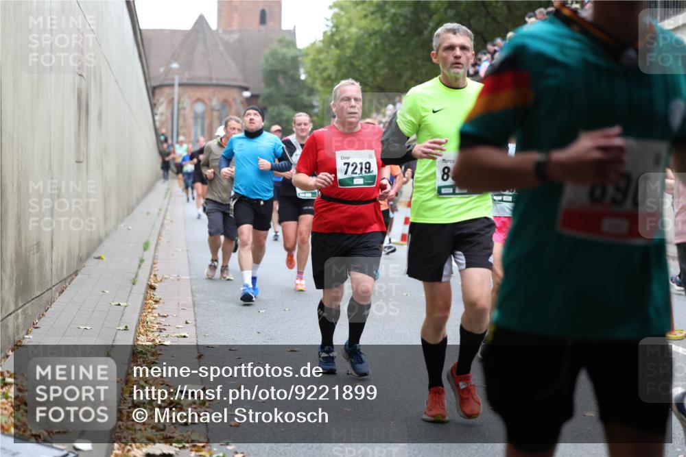 05.10.2025 - 20. swb-Marathon Bremen Michael Strokosch http://msf.ph/oto/9221899 05.10.2025 12:57:33 Laufen 7219, 8, 990 meine-sportfotos.de
