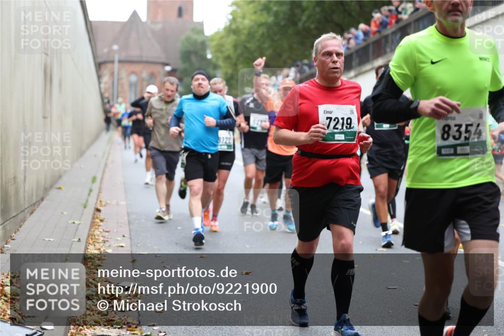 05.10.2025 - 20. swb-Marathon Bremen Michael Strokosch http://msf.ph/oto/9221900 05.10.2025 12:57:34 Laufen 8121, 7219, 8354 meine-sportfotos.de