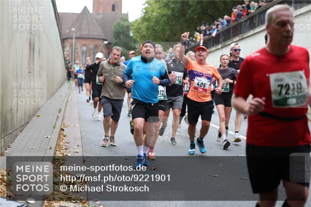 05.10.2025 - 20. swb-Marathon Bremen Michael Strokosch http://msf.ph/oto/9221901 05.10.2025 12:57:34 Laufen 000, 8121, 282, 74, 405, 1, 8, 22, 7219 meine-sportfotos.de