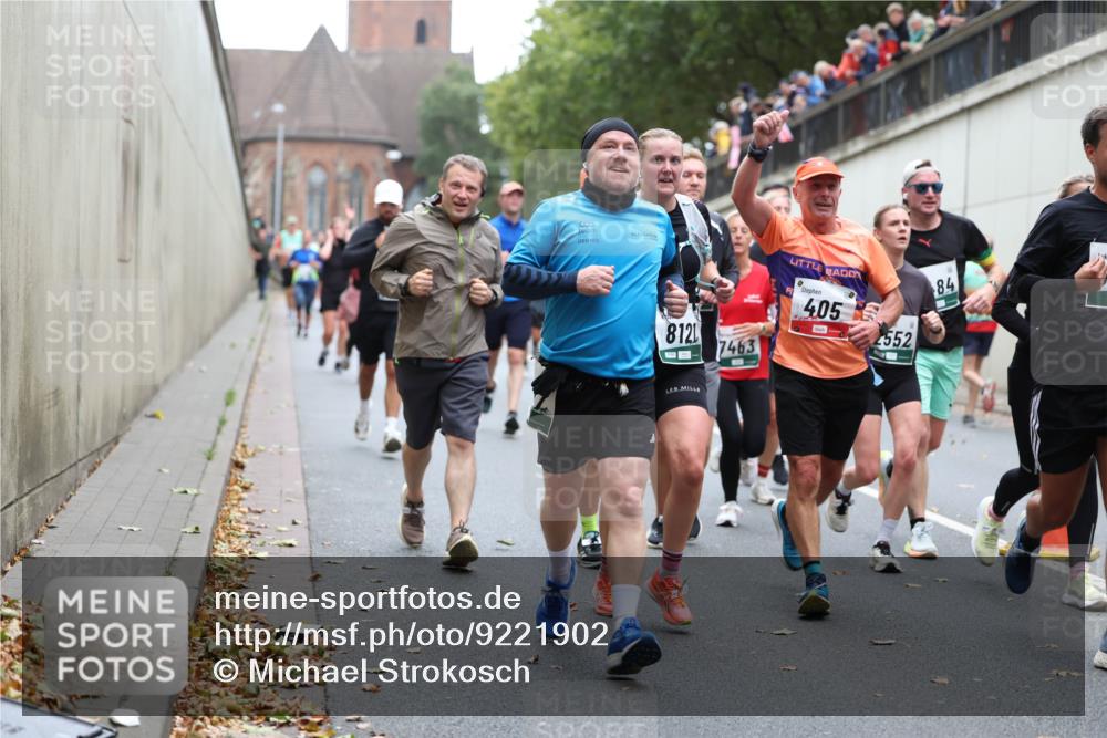 05.10.2025 - 20. swb-Marathon Bremen Michael Strokosch http://msf.ph/oto/9221902 05.10.2025 12:57:35 Laufen 8121, 7463, 405, 84, 552 meine-sportfotos.de