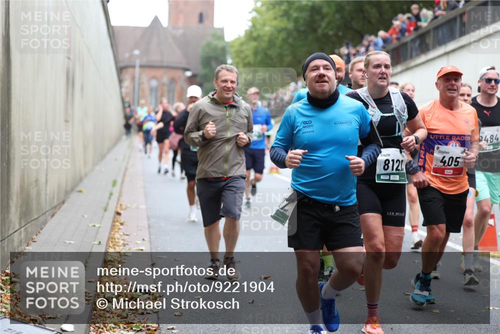 05.10.2025 - 20. swb-Marathon Bremen Michael Strokosch http://msf.ph/oto/9221904 05.10.2025 12:57:35 Laufen 8, 8121, 405, 2484 meine-sportfotos.de