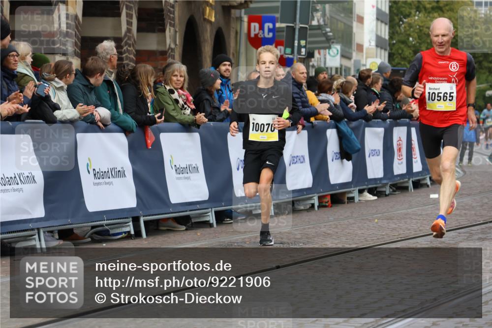 05.10.2025 - 20. swb-Marathon Bremen Strokosch-Dieckow http://msf.ph/oto/9221906 05.10.2025 10:40:25 Ziel 10070, 10565, 10658, 10686 meine-sportfotos.de