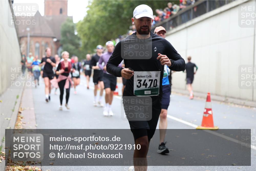 05.10.2025 - 20. swb-Marathon Bremen Michael Strokosch http://msf.ph/oto/9221910 05.10.2025 12:57:38 Laufen 3470 meine-sportfotos.de
