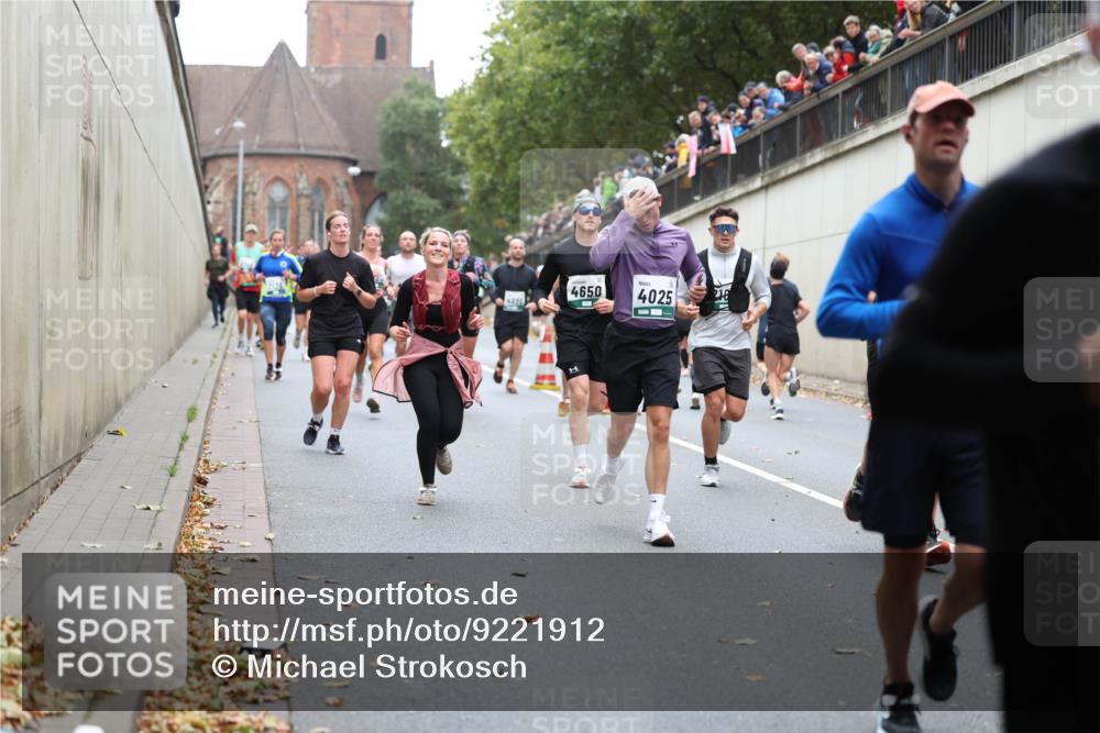 05.10.2025 - 20. swb-Marathon Bremen Michael Strokosch http://msf.ph/oto/9221912 05.10.2025 12:57:38 Laufen 4626, 4650, 4025, 218 meine-sportfotos.de