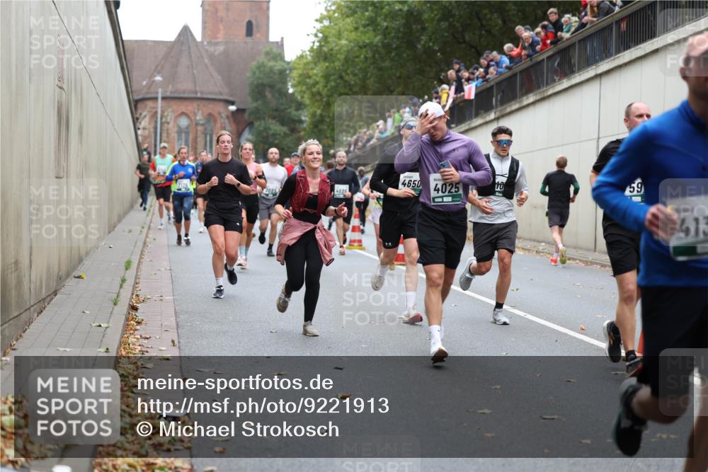 05.10.2025 - 20. swb-Marathon Bremen Michael Strokosch http://msf.ph/oto/9221913 05.10.2025 12:57:39 Laufen 4650, 4696, 4025, 10, 59, 413 meine-sportfotos.de