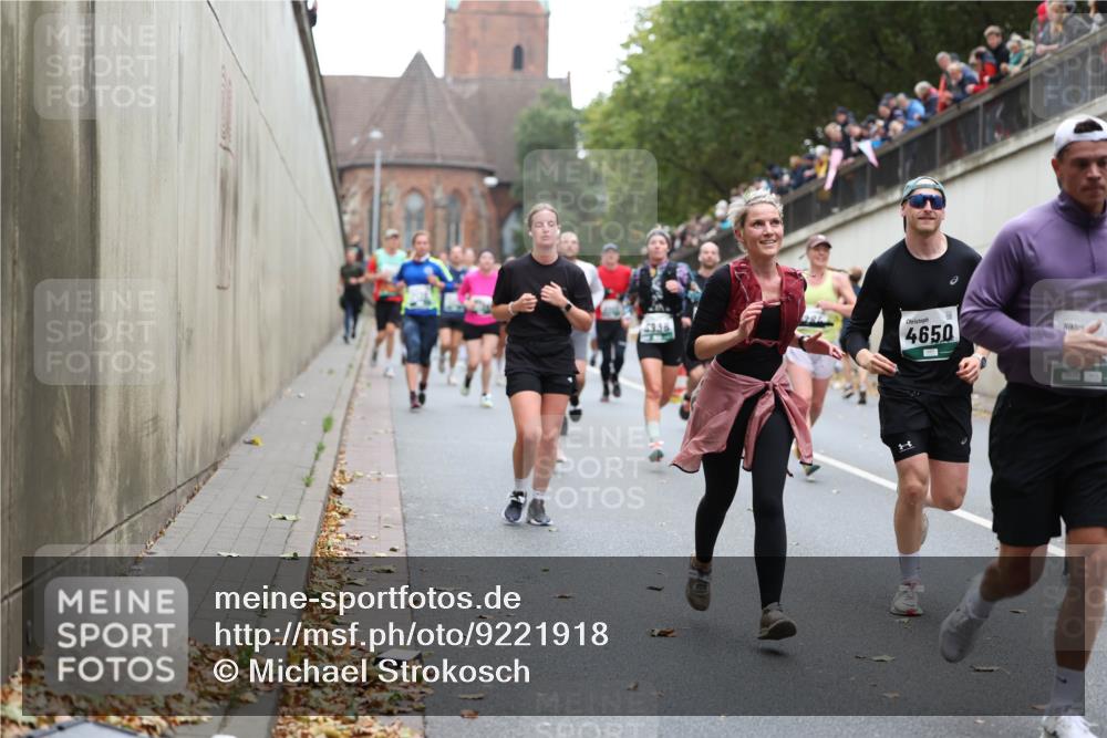 05.10.2025 - 20. swb-Marathon Bremen Michael Strokosch http://msf.ph/oto/9221918 05.10.2025 12:57:40 Laufen 4650 meine-sportfotos.de