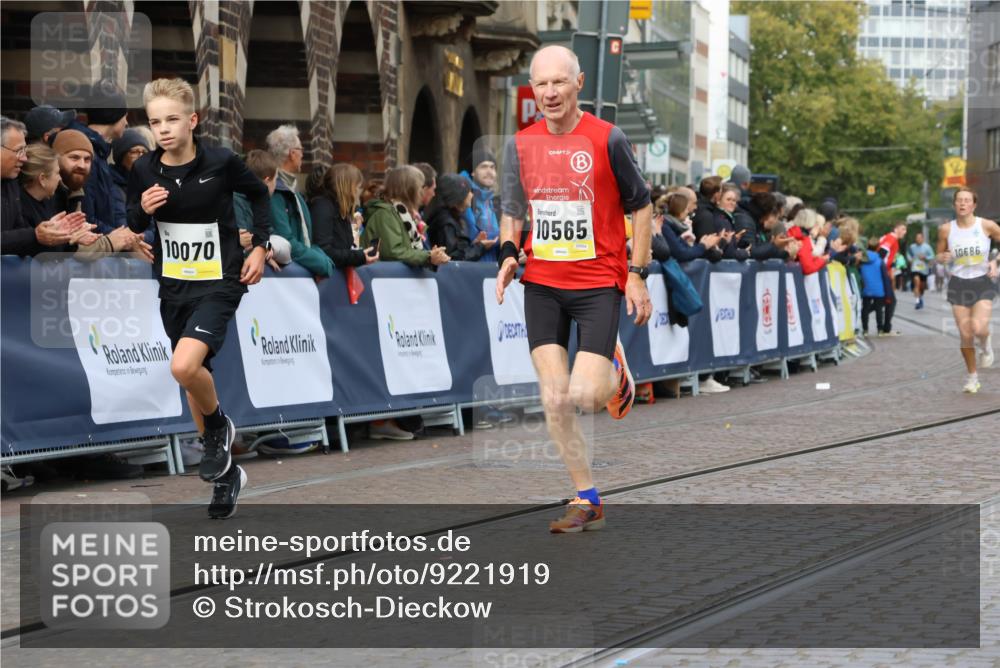 05.10.2025 - 20. swb-Marathon Bremen Strokosch-Dieckow http://msf.ph/oto/9221919 05.10.2025 10:40:26 Ziel 10070, 10565, 10686 meine-sportfotos.de