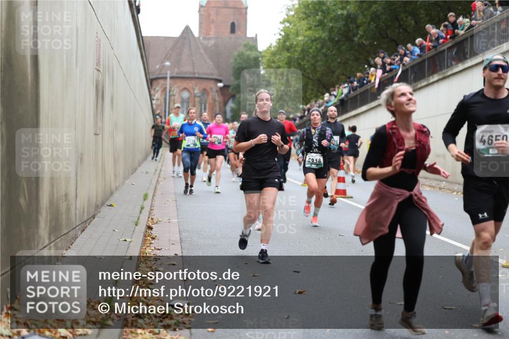 05.10.2025 - 20. swb-Marathon Bremen Michael Strokosch http://msf.ph/oto/9221921 05.10.2025 12:57:40 Laufen 7136, 5938, 4650 meine-sportfotos.de