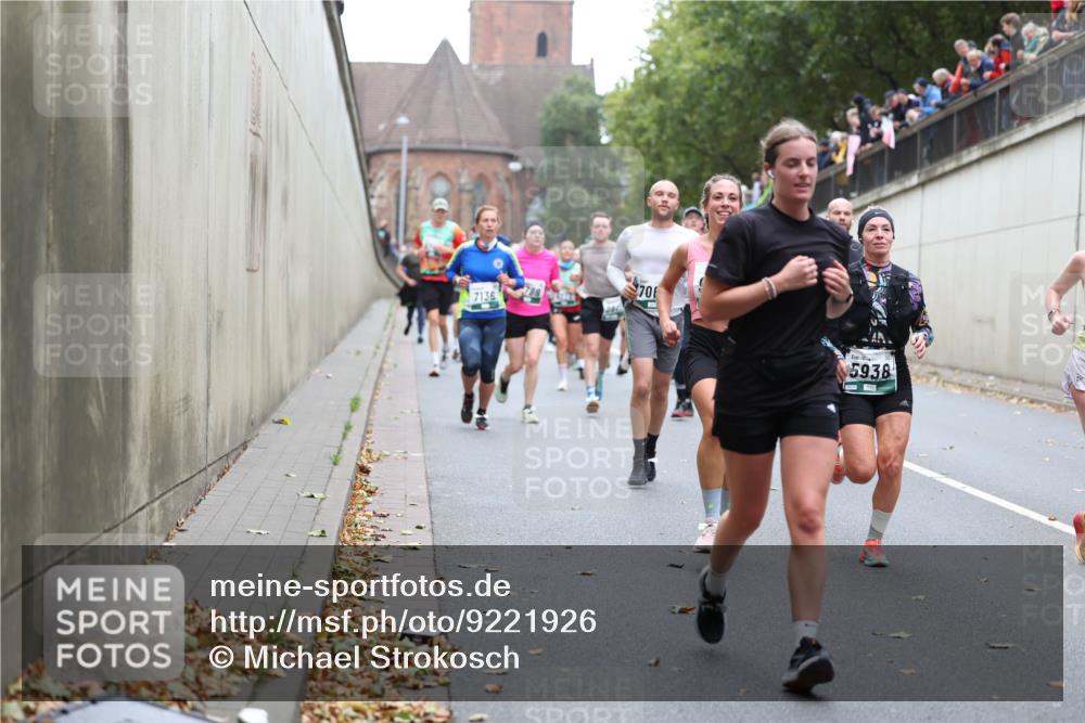 05.10.2025 - 20. swb-Marathon Bremen Michael Strokosch http://msf.ph/oto/9221926 05.10.2025 12:57:42 Laufen 7136, 70, 5938 meine-sportfotos.de