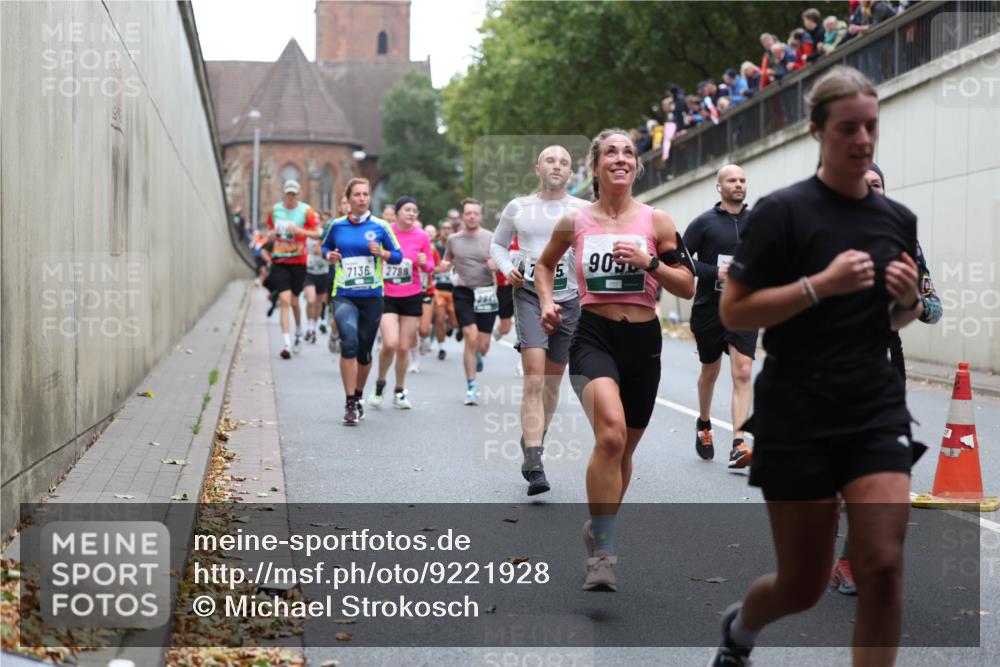 05.10.2025 - 20. swb-Marathon Bremen Michael Strokosch http://msf.ph/oto/9221928 05.10.2025 12:57:42 Laufen 7136, 2788, 284, 75, 90 meine-sportfotos.de