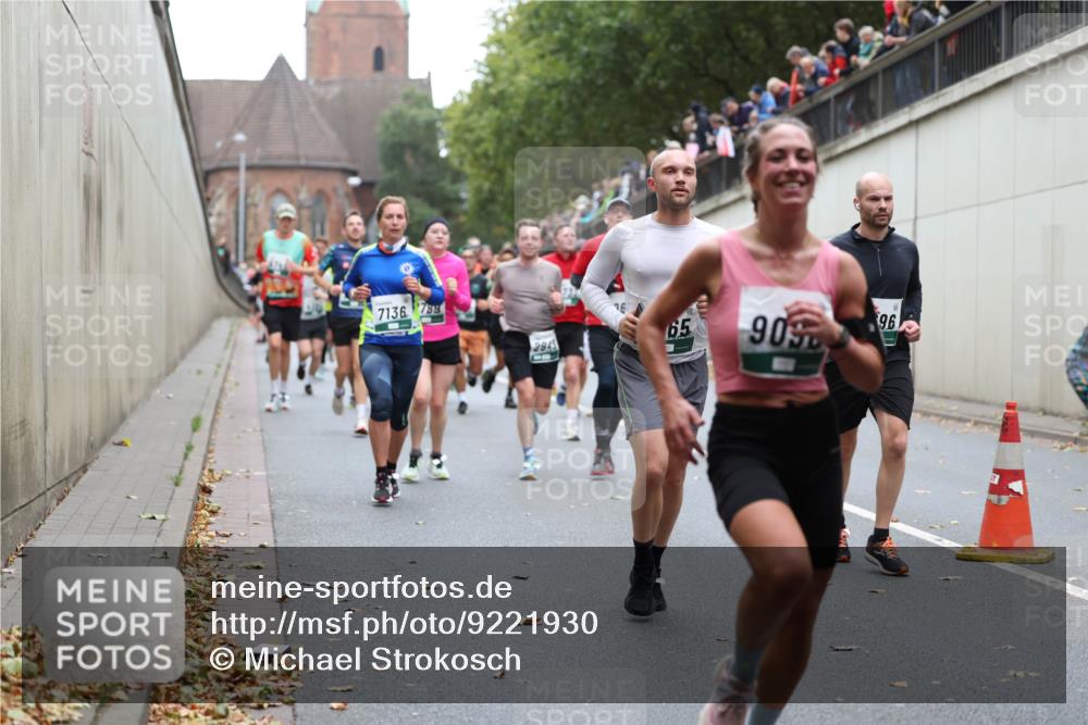 05.10.2025 - 20. swb-Marathon Bremen Michael Strokosch http://msf.ph/oto/9221930 05.10.2025 12:57:43 Laufen 7136, 789, 2945, 6, 65, 90, 96 meine-sportfotos.de
