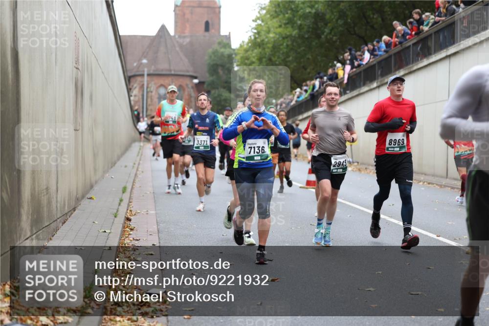 05.10.2025 - 20. swb-Marathon Bremen Michael Strokosch http://msf.ph/oto/9221932 05.10.2025 12:57:44 Laufen 33, 71, 7136, 2943, 8969 meine-sportfotos.de