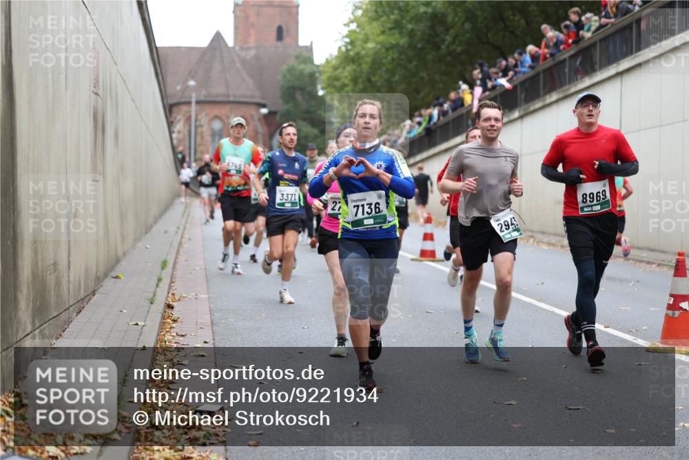 05.10.2025 - 20. swb-Marathon Bremen Michael Strokosch http://msf.ph/oto/9221934 05.10.2025 12:57:45 Laufen 5748, 3371, 27, 7136, 294, 8969 meine-sportfotos.de