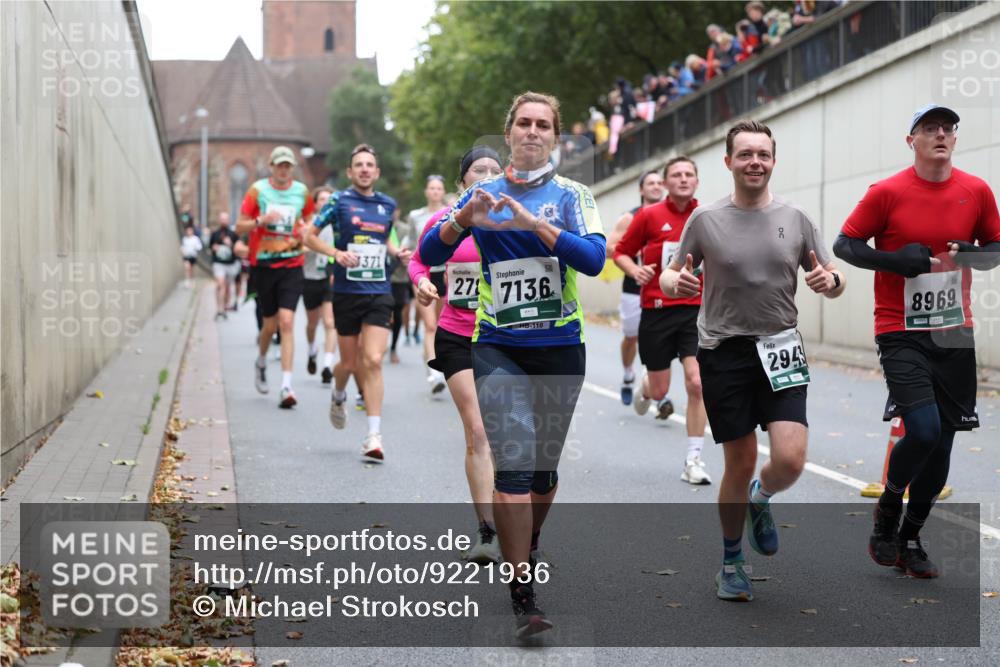 05.10.2025 - 20. swb-Marathon Bremen Michael Strokosch http://msf.ph/oto/9221936 05.10.2025 12:57:45 Laufen 371, 27, 7136, 110, 6, 294, 8969 meine-sportfotos.de