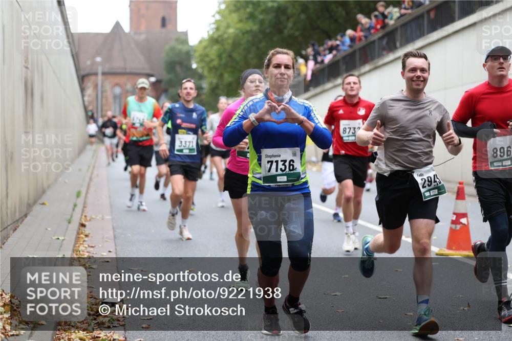 05.10.2025 - 20. swb-Marathon Bremen Michael Strokosch http://msf.ph/oto/9221938 05.10.2025 12:57:45 Laufen 3371, 7136, 8732, 294, 896 meine-sportfotos.de