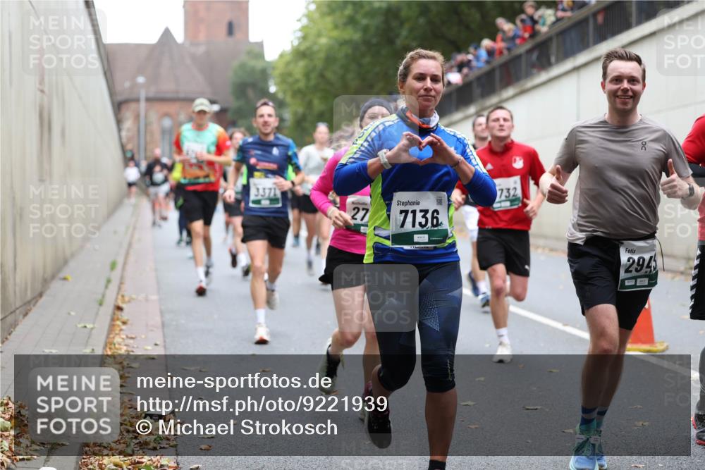 05.10.2025 - 20. swb-Marathon Bremen Michael Strokosch http://msf.ph/oto/9221939 05.10.2025 12:57:46 Laufen 3371, 27, 7136, 732, 294 meine-sportfotos.de