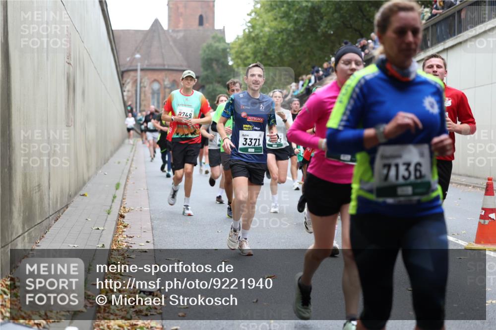 05.10.2025 - 20. swb-Marathon Bremen Michael Strokosch http://msf.ph/oto/9221940 05.10.2025 12:57:46 Laufen 2749, 33, 71, 7136 meine-sportfotos.de