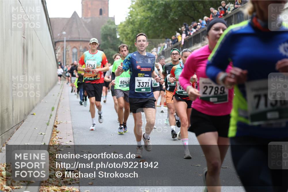 05.10.2025 - 20. swb-Marathon Bremen Michael Strokosch http://msf.ph/oto/9221942 05.10.2025 12:57:47 Laufen 5749, 9045, 33, 71, 2789, 7136 meine-sportfotos.de
