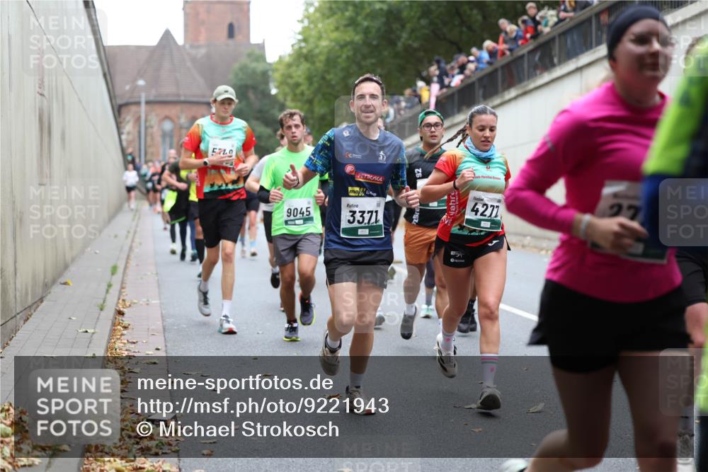 05.10.2025 - 20. swb-Marathon Bremen Michael Strokosch http://msf.ph/oto/9221943 05.10.2025 12:57:47 Laufen 5740, 9045, 3371, 4271, 27 meine-sportfotos.de