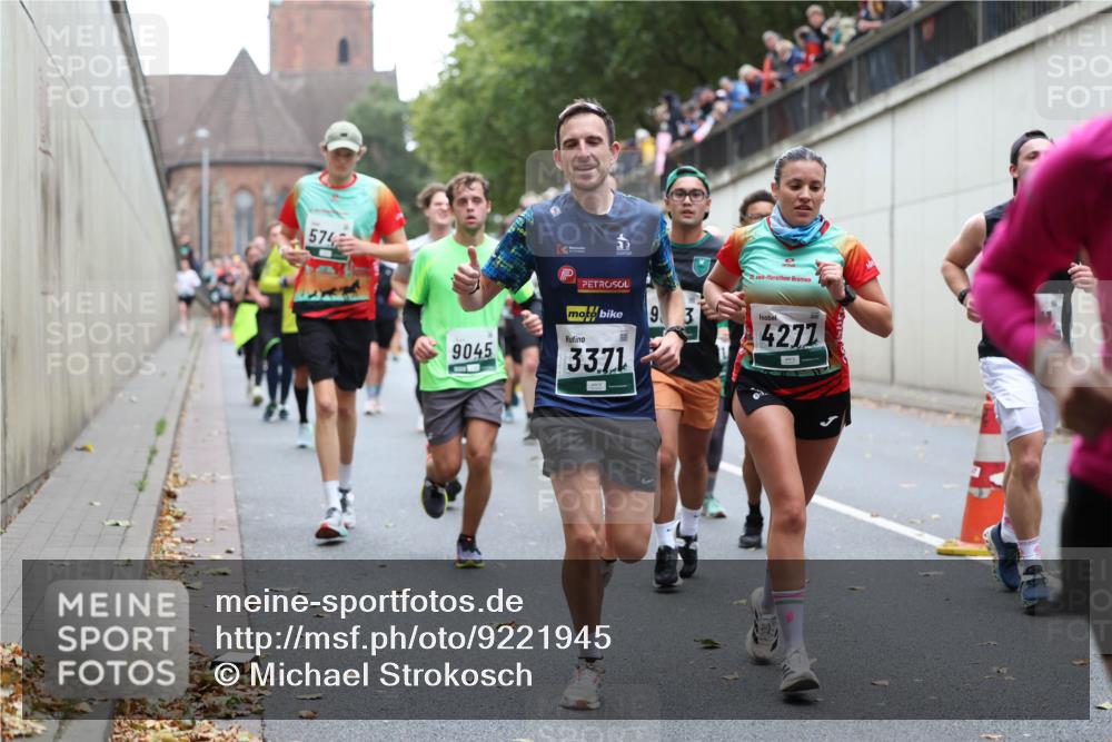 05.10.2025 - 20. swb-Marathon Bremen Michael Strokosch http://msf.ph/oto/9221945 05.10.2025 12:57:47 Laufen 574, 9045, 33, 71, 9, 3, 4277 meine-sportfotos.de