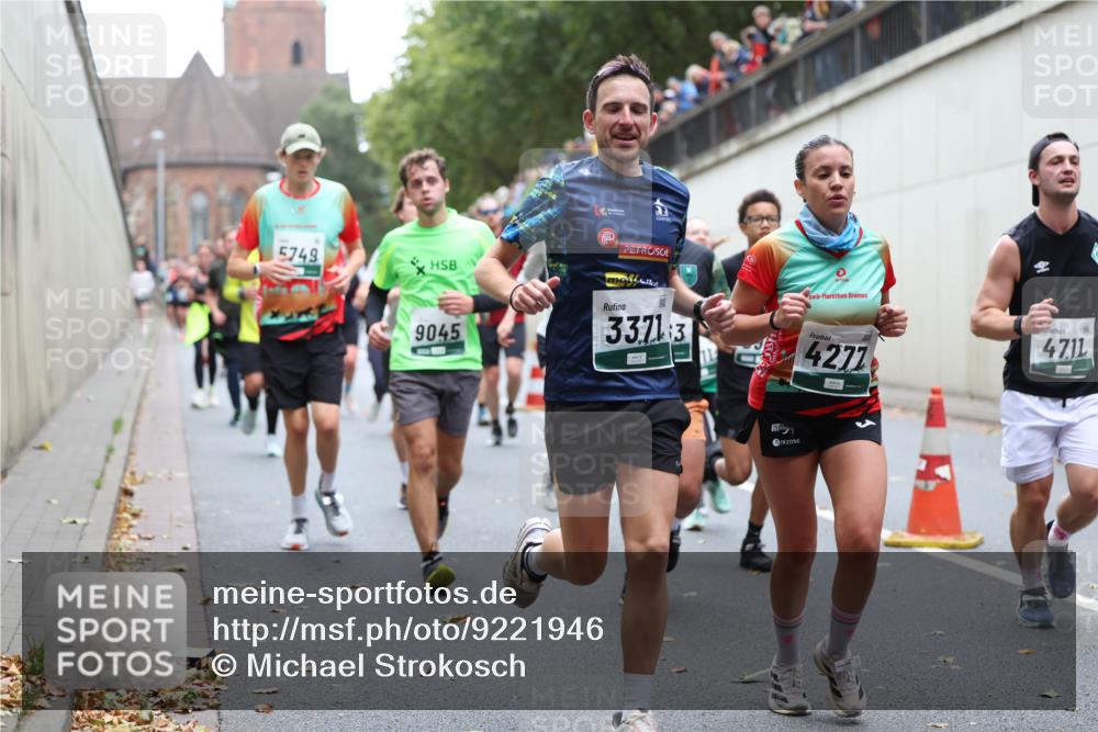 05.10.2025 - 20. swb-Marathon Bremen Michael Strokosch http://msf.ph/oto/9221946 05.10.2025 12:57:47 Laufen 5749, 9045, 3371, 3, 4277, 47, 11 meine-sportfotos.de