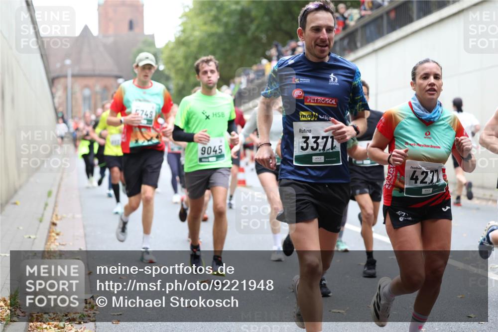 05.10.2025 - 20. swb-Marathon Bremen Michael Strokosch http://msf.ph/oto/9221948 05.10.2025 12:57:48 Laufen 5749, 3371, 20, 9045, 4231 meine-sportfotos.de