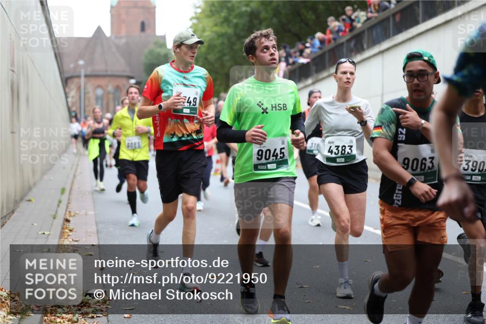05.10.2025 - 20. swb-Marathon Bremen Michael Strokosch http://msf.ph/oto/9221950 05.10.2025 12:57:48 Laufen 8088, 4, 9, 9045, 318, 4383, 92, 9063, 390 meine-sportfotos.de
